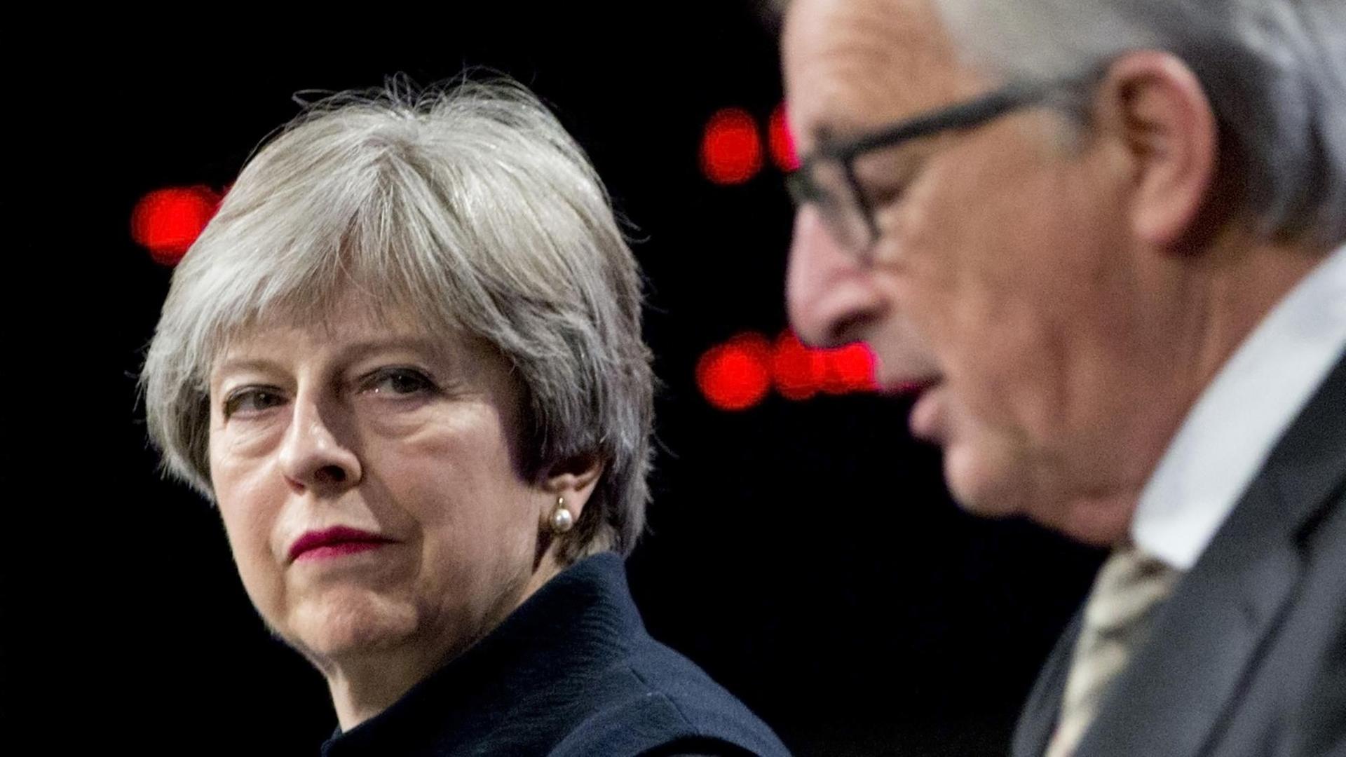 Die britische Premierministerin May ist zu neuen Gesprächen in Brüssel angekommen - sie will gemeinsam mit EU-Kommissionspräsident Juncker vor die Presse treten am 8.12.2017