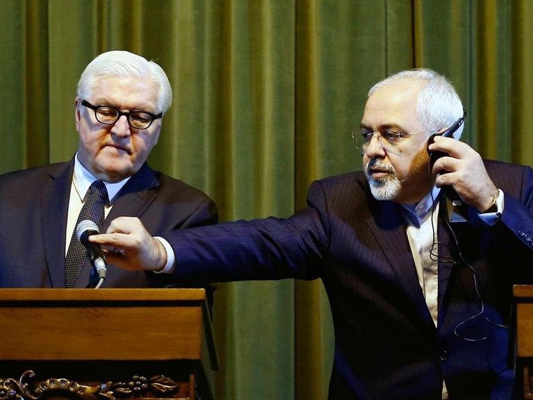 Bundesaußenminister Frank-Walter Steinmeier mit seinem iranischen Amtskollegen Mohammed Dschawad Sarif in Teheran.