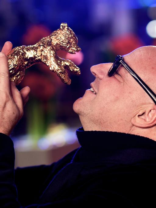 Preisträger Gianfranco Rosi freut sich über den Goldenen Bär für seinen Film "Fuocoammare"