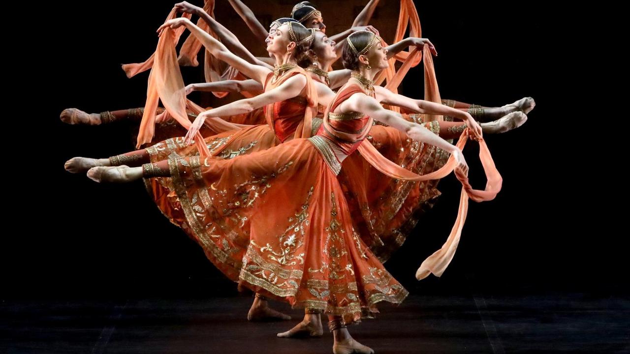 Balletttänzerinnen in einer weiteren Szene von „La Bayadère“ – diesmal im Michailowski-Theater in Sankt Petersburg.