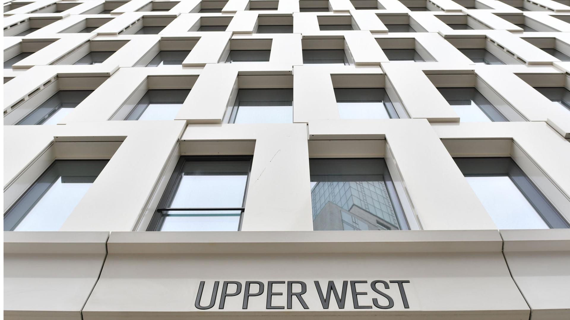 Zu sehen ist das neue Hochhaus mit dem Titel "Upper West" am Breitscheidplatz in Berlin mit seinen zahlreichen Glasfenstern. Der 118 Meter hohe Büroturm wird am 03.05. 2017 eröffnet.
