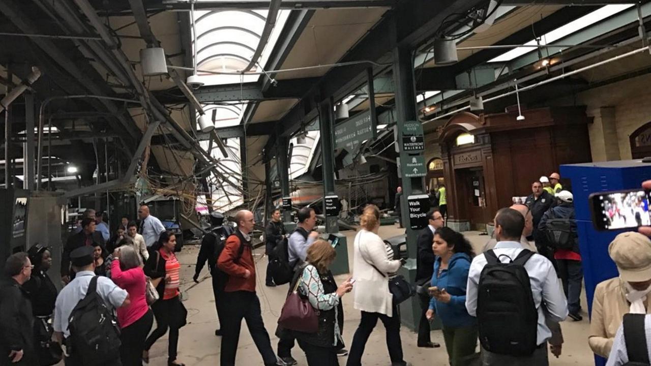 Blick in den den beschädigten Bahnhof von Hoboken, zu sehen ist ein eingestürztes Dach Blick in den den beschädigten Bahnhof von Hoboken, zu sehen ist ein eingestürztes Dach