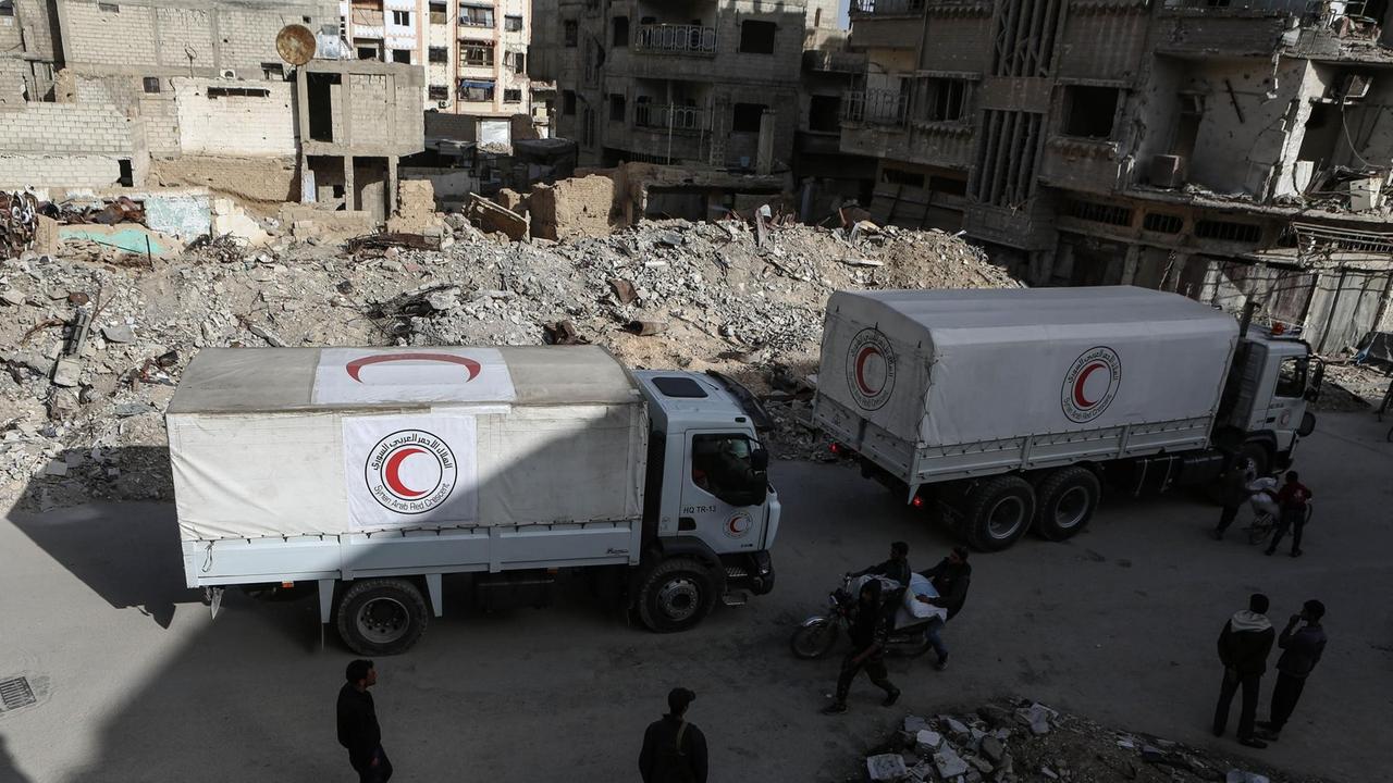 Syrien, Duma: Ein Hilfskonvoi fährt durch die Stadt.
