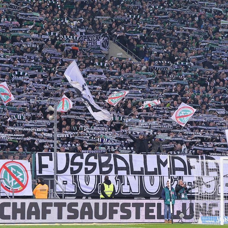 Banner im Mönchengladbach-Fanblock beim Spiel gegen Dortmund