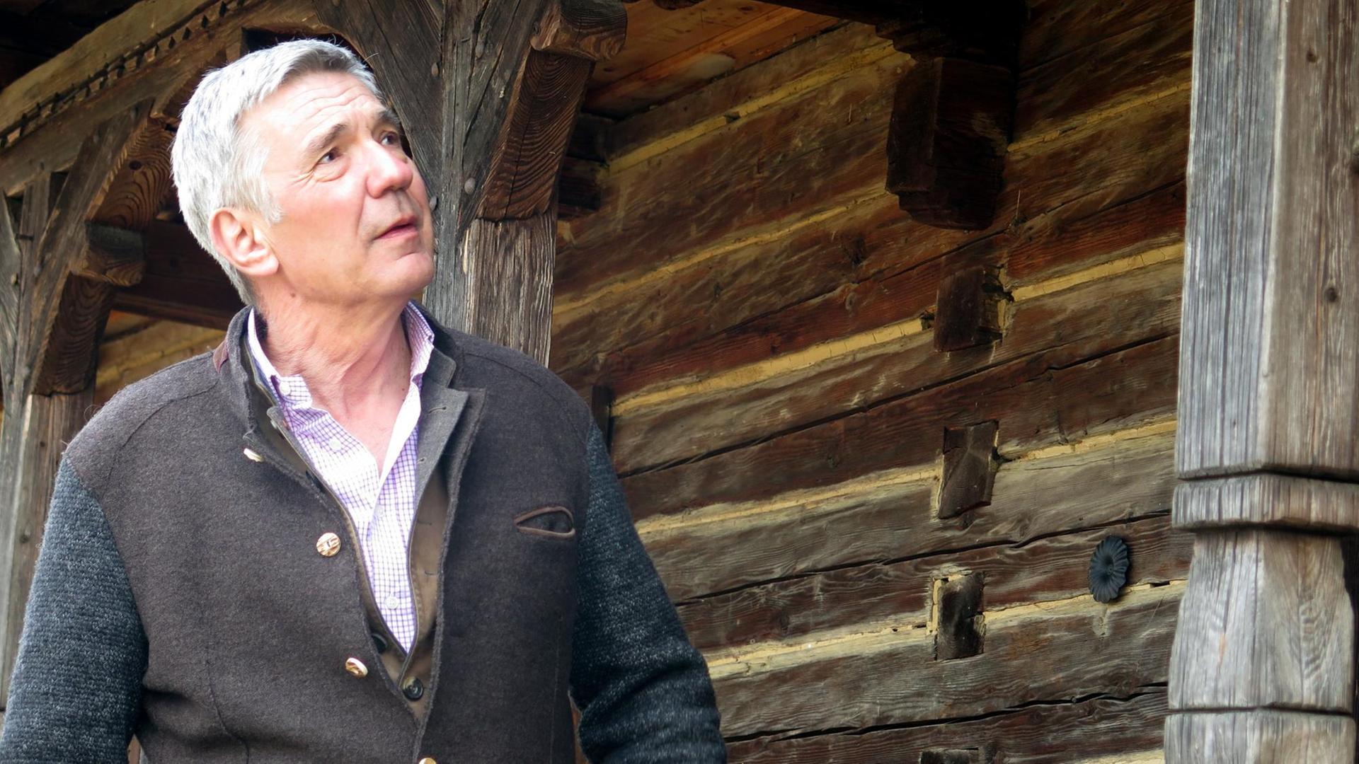 Volker Bulitta, Unternehmensberater aus Bayern, investiert in den Bau traditioneller Holzhäuser in Rumänien