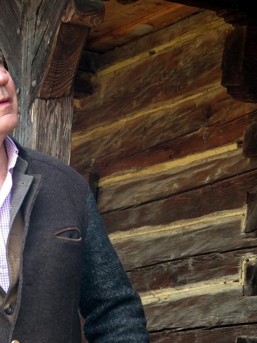 Volker Bulitta, Unternehmensberater aus Bayern, investiert in den Bau traditioneller Holzhäuser in Rumänien