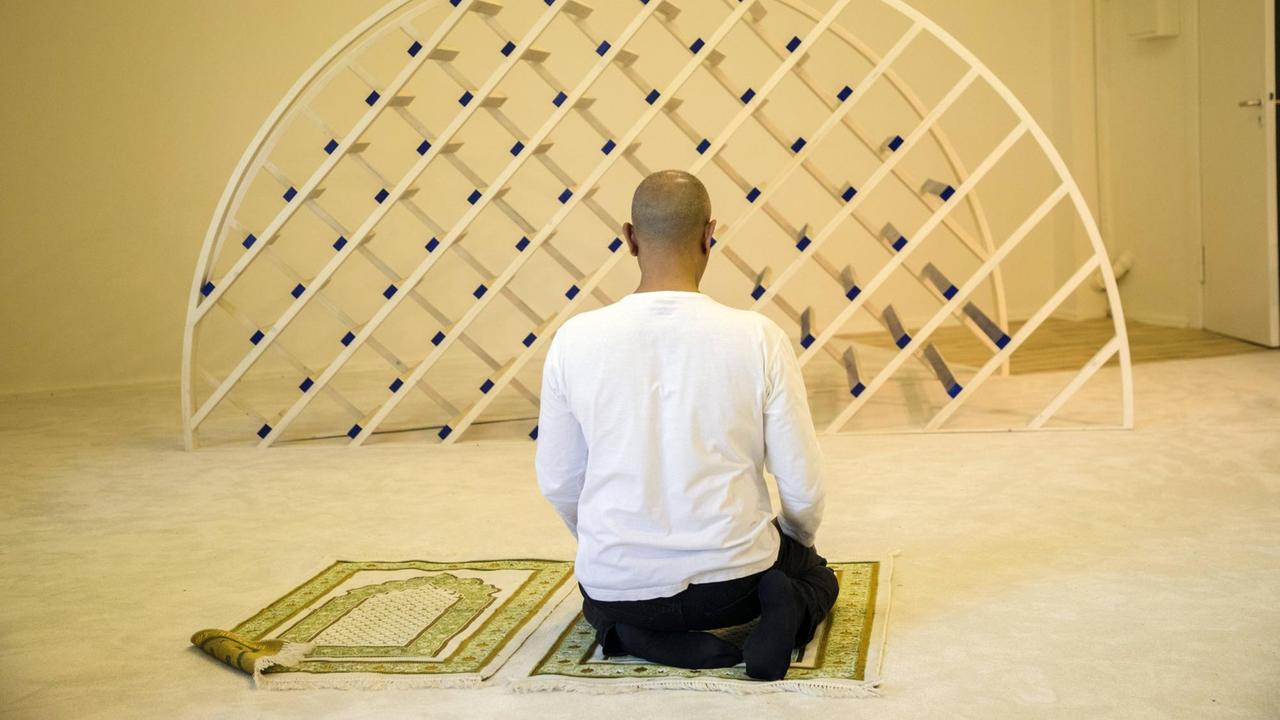 Ein Gläubiger betet in der Ibn-Rushd-Goethe-Moschee in Berlin.