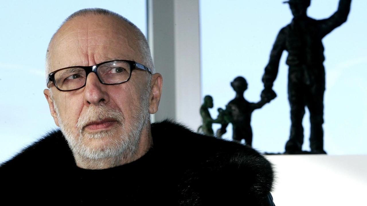 Der Künstler Jörg Immendorff schaut am Donnerstag (17.11.2005) bei der Vorstellung der Restaurant-Kette "Monkey's" in Düsseldorf in Richtung seiner Skulptur, die den Künstler Josef Beuys mit Affen an der Hand zeigt.
