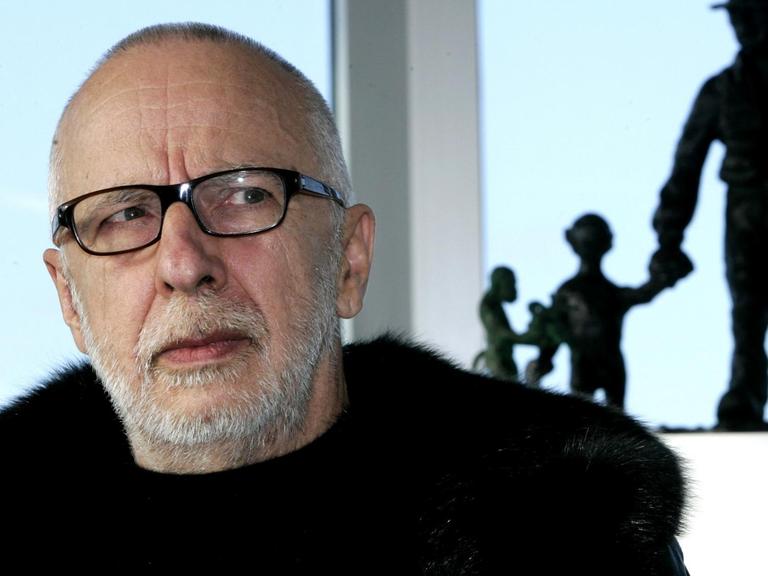 Der Künstler Jörg Immendorff schaut am Donnerstag (17.11.2005) bei der Vorstellung der Restaurant-Kette "Monkey's" in Düsseldorf in Richtung seiner Skulptur, die den Künstler Josef Beuys mit Affen an der Hand zeigt.