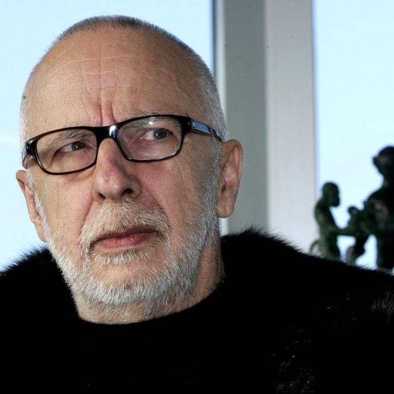 Der Künstler Jörg Immendorff schaut am Donnerstag (17.11.2005) bei der Vorstellung der Restaurant-Kette "Monkey's" in Düsseldorf in Richtung seiner Skulptur, die den Künstler Josef Beuys mit Affen an der Hand zeigt.