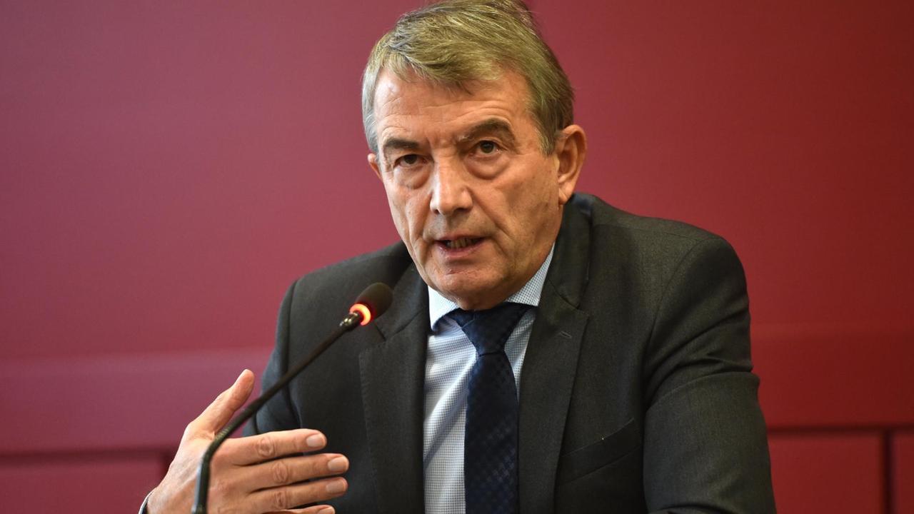 Wolfgang Niersbach, Präsident des Deutschen Fußball-Bundes (DFB), spricht am 22.10.2015 während einer Pressekonferenz in der DFB-Zentrale in Frankfurt am Main
