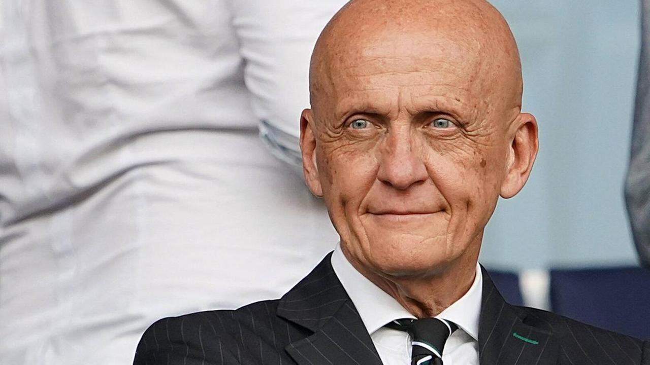 Das Bild zeigt einen lächelnden Pierluigi Collina mit seinem für ihn typischen Kahlkopf. 