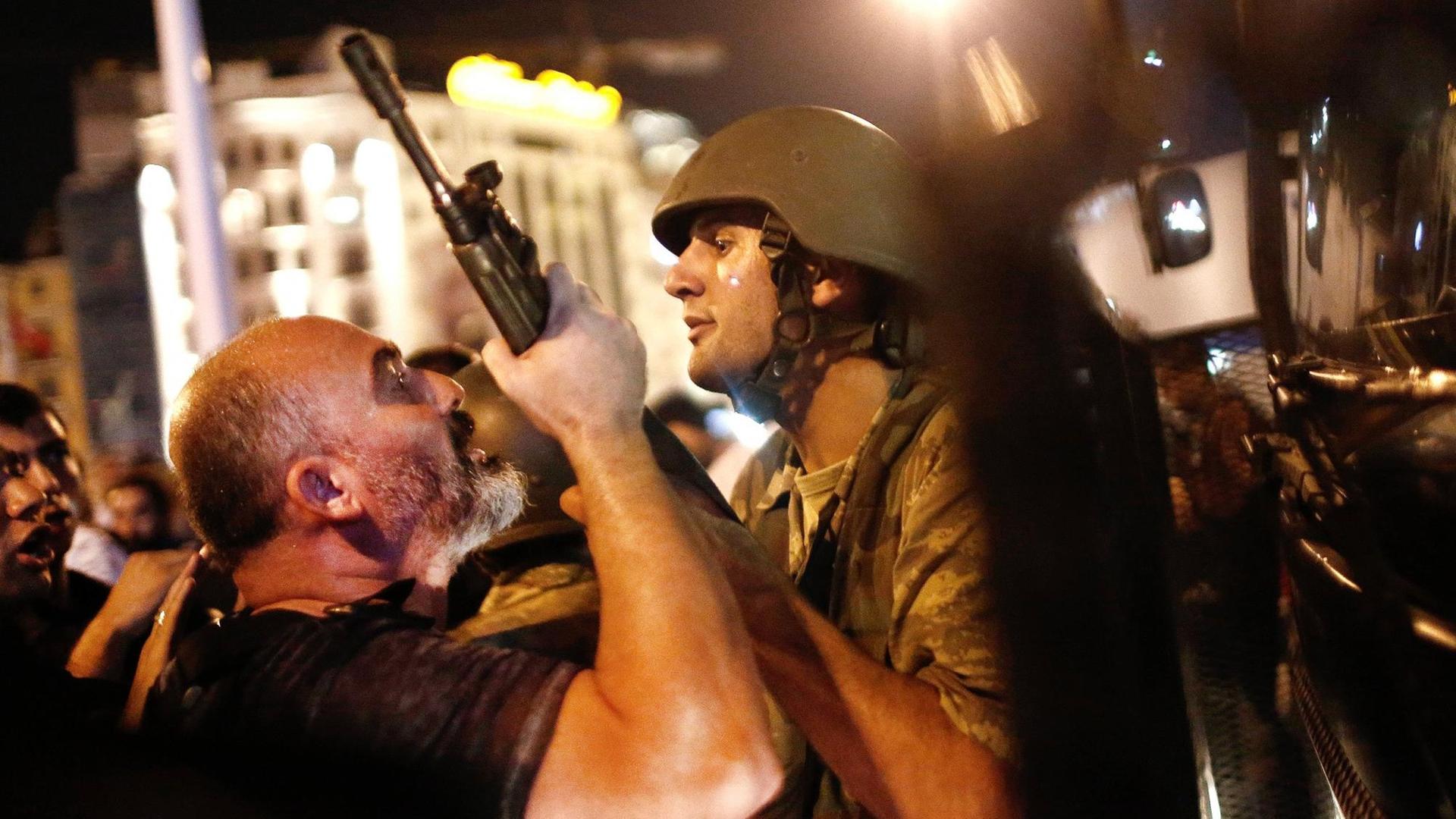 Türkische Polizisten nehmen auf dem Taksim-Platz in Istanbul einen mutmaßlichen Putschisten fest.