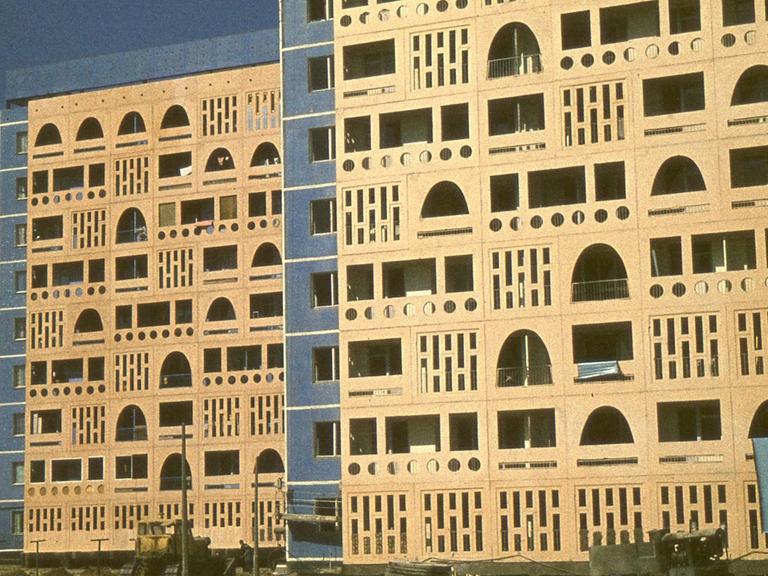 Bauarbeiten an einem neuen Wohnviertel in der usbekischen Hauptstadt Taschkent, aufgenommen im August 1969. Die mittelasiatischen Stilelemente der Fassaden sollen die Wohnungen vor der Sonne schützen.