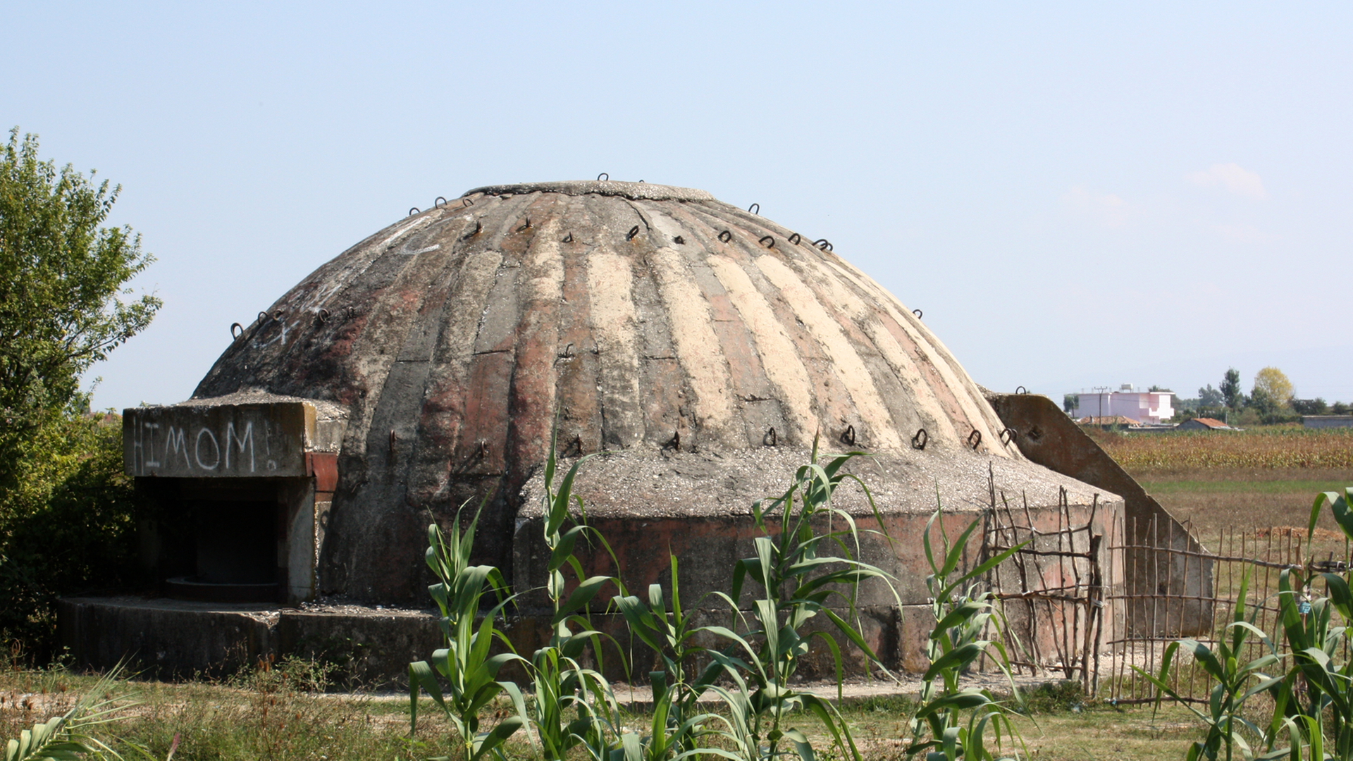 Alter militärischer Bunker nahe den antiken Ruinen von Apollonia, aufgenommen am 20.09.2009. Tausende dieser Beton-Bunker und Schutzräume aus der kommunistischen Ära finden sich noch heute in allen Landesteilen, der Diktator Enver Hoxha ließ aus Angst vor der NATO rund 700.000 solcher pilzförmigen Bunker mit Schießscharte in allen Landesteilen an strategisch wichtigen Punkten errichten.