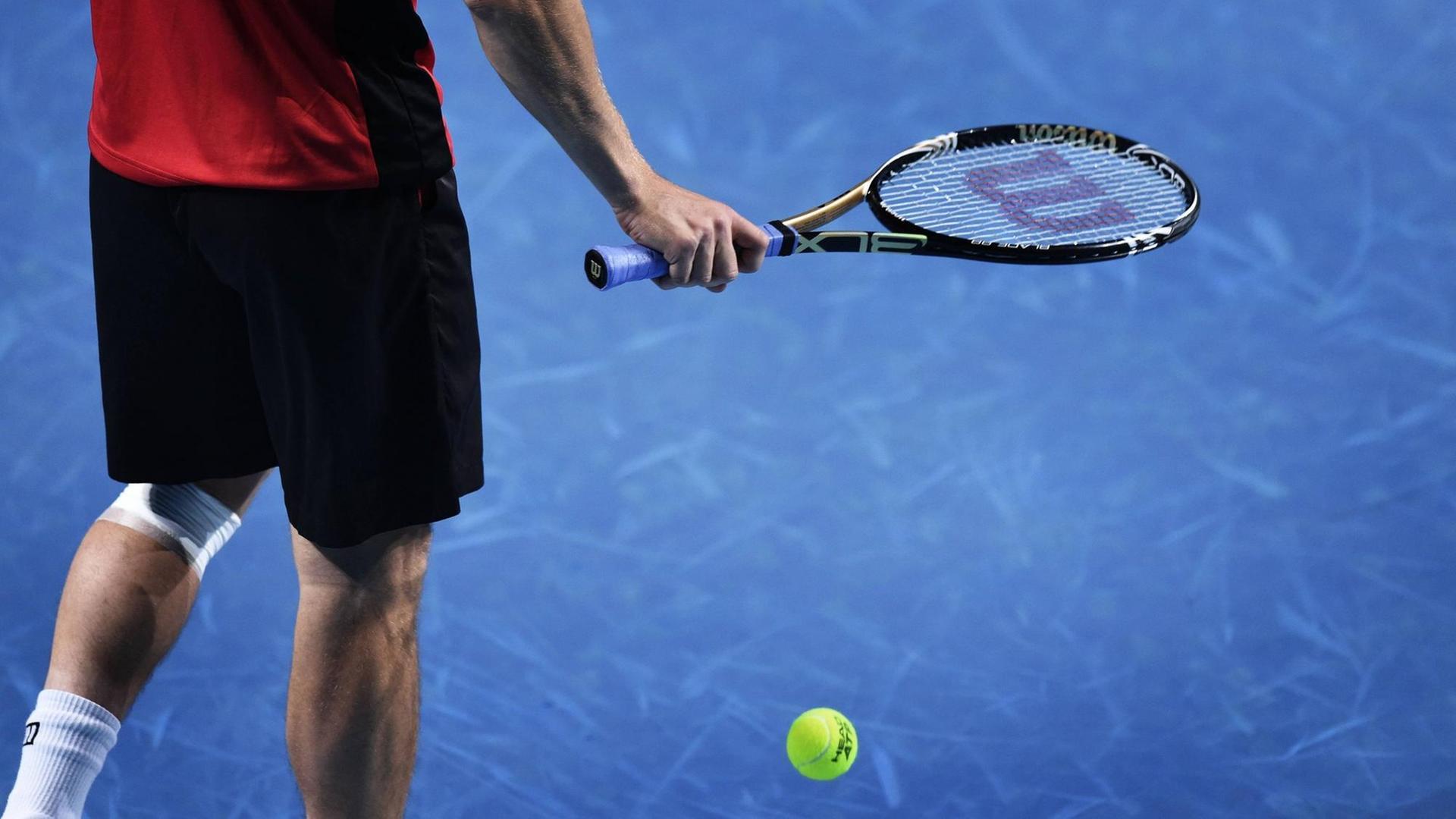 Schläger und Tennisball eines Spielers bei den Swiss Open 2015 in Basel.