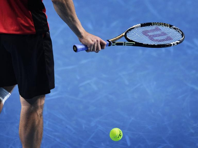 Schläger und Tennisball von Marco Chiudinelli bei der Swiss Open 2015 in Basel.
