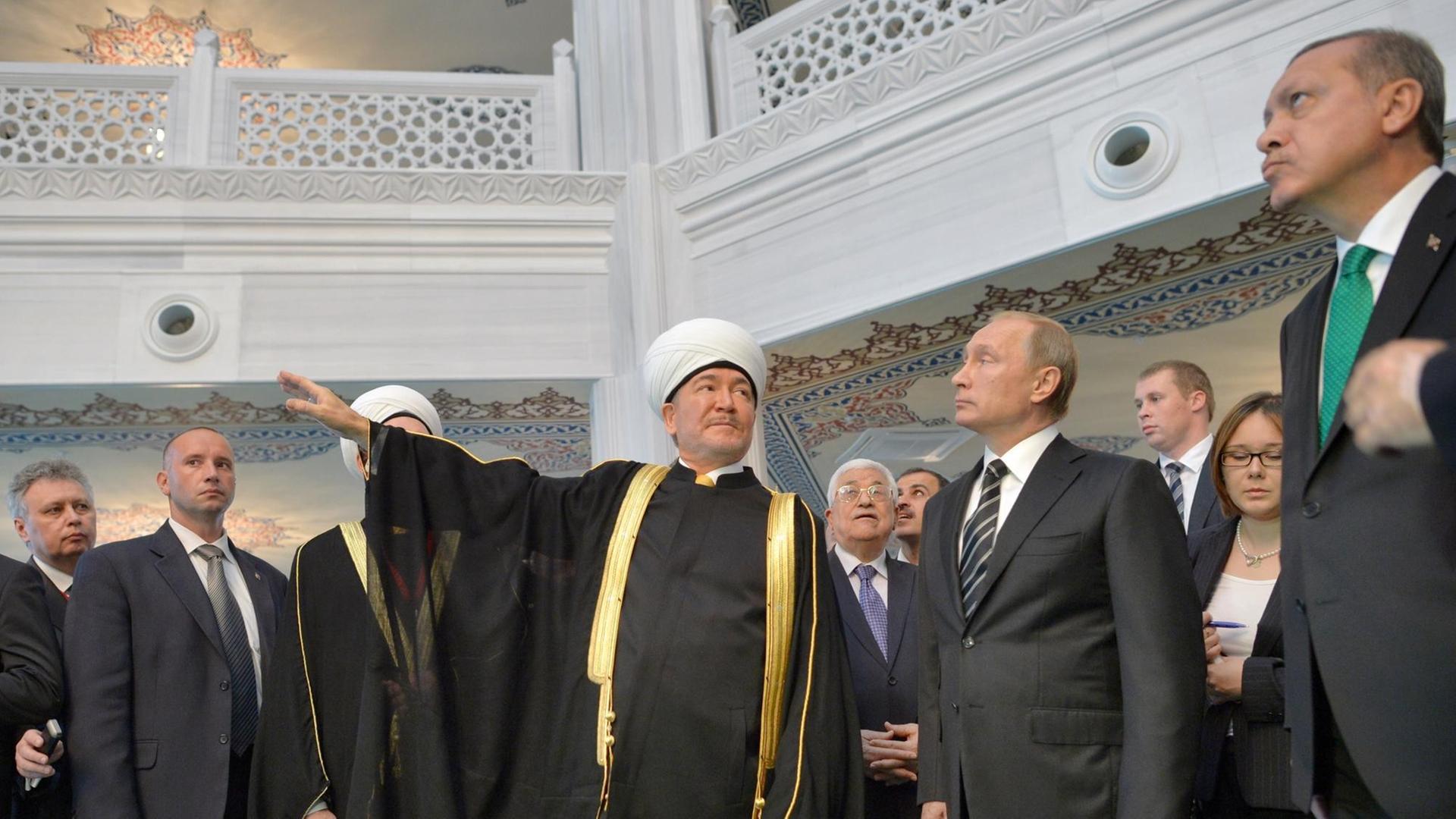 Der russische Präsident Putin eröffnet die neue Moschee in der Hauptstadt Moskau. (rechts der türkische Präsident Erdogan).