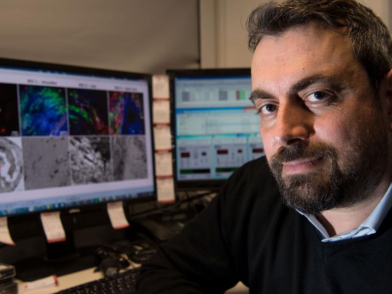 Der Leiter des Instituts für Biologische und Medizinische Bildgebung am Helmholtz Zentrum München, Vasilis Ntziachristos, sitzt am 09.01.2017 in München in einem Labor an einem Computer.