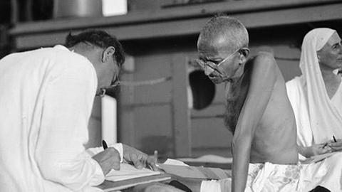 Mahatma  Gandhi (rechts) im Jahr 1931. 