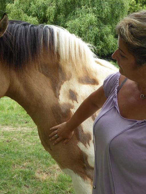 In der Heilanstalt "Le Courbat" kümmert sich die Polizistin Gwen im Rahmen einer Therapiemaßnahme um Pferde