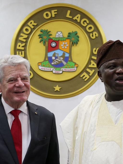 Bundespräsident Joachim Gauck wird in Lagos in Nigeria vom Gouverneur des Bundesstaates Lagos, Akinwunmi Ambode, empfangen.