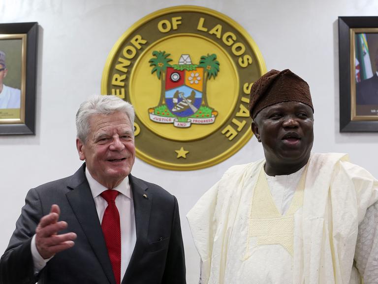 Bundespräsident Joachim Gauck wird in Lagos in Nigeria vom Gouverneur des Bundesstaates Lagos, Akinwunmi Ambode, empfangen.