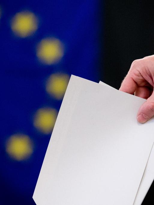 Ein Wähler gibt seinen Stimmzettel für die Europawahl ab
