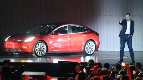 Tesla-Chef Elon Musk und das Elektroauto "Model 3"