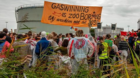 Bunte Protestaktion gegen die Erdgas-Förderung und die Niederländische Erdölgesellschaft NAM in Groningen