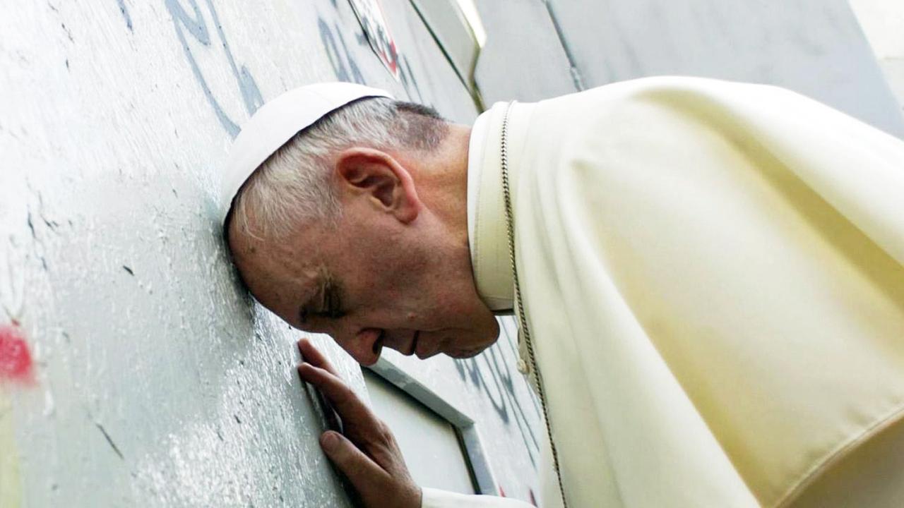 Papst Franziskus berührt die israelische Grenzmauer zum Westjordanland Papst Franziskus berührt die israelische Grenzmauer zum Westjordanland