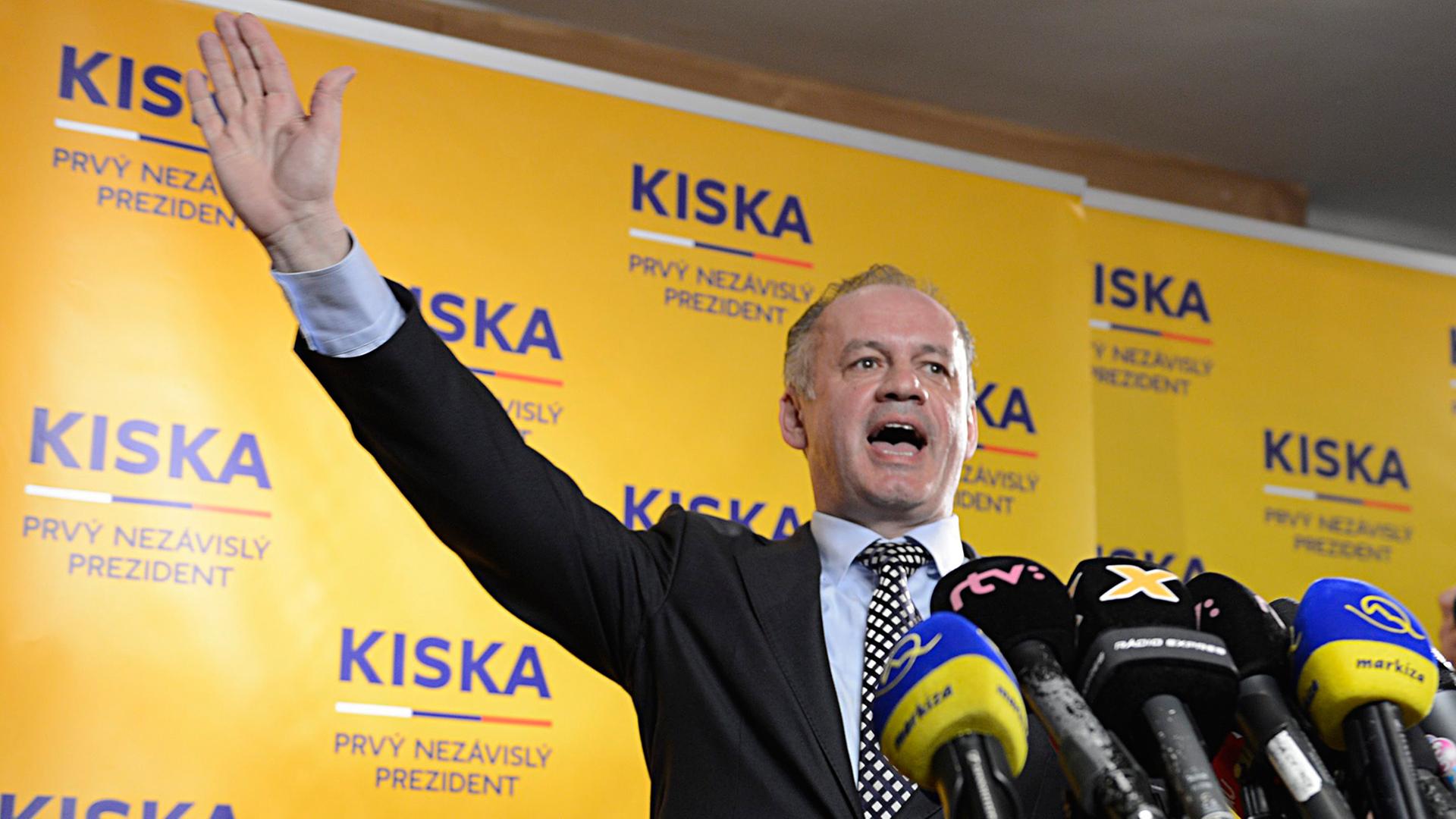 Andrej Kiska jubelt am Podium, vor Mikrofonen stehend, über seinen Wahlsieg.