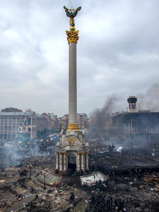 Der Maidan-Platz in Kiew. Verbranntes Material und Trümer liegen überall herum, Rauchschwaden sind zu sehen.