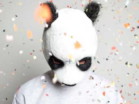 Cro (bürgerlich Carlo Waibel) ist ein deutscher Rapper, Sänger, Produzent und Designer