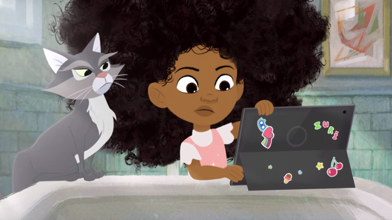 Ein schwarzes Mädchen mit weit abstehenden Haaren schaut mit ihrer Katze in einem pastellfarbenen Badezimmer ein Video auf einem Tablet.