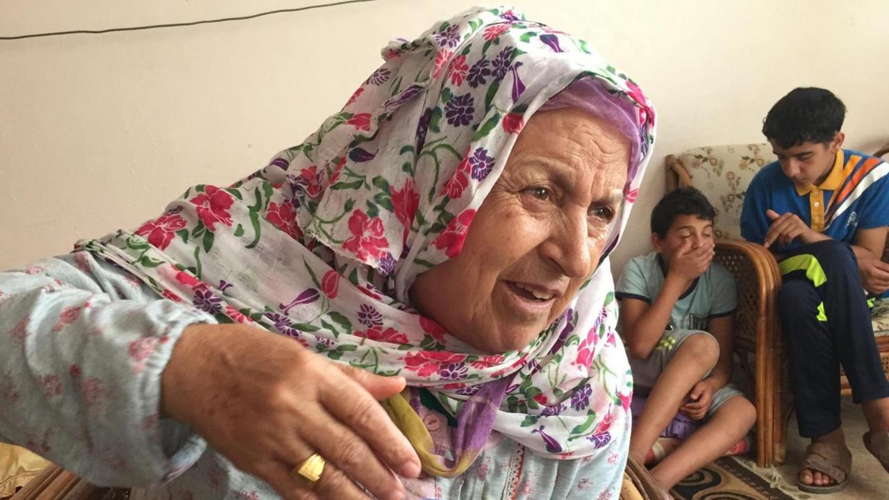 Aysha el Habasch beim Interview in ihrer Wohnung in Nusseirat im Gazastreifen.