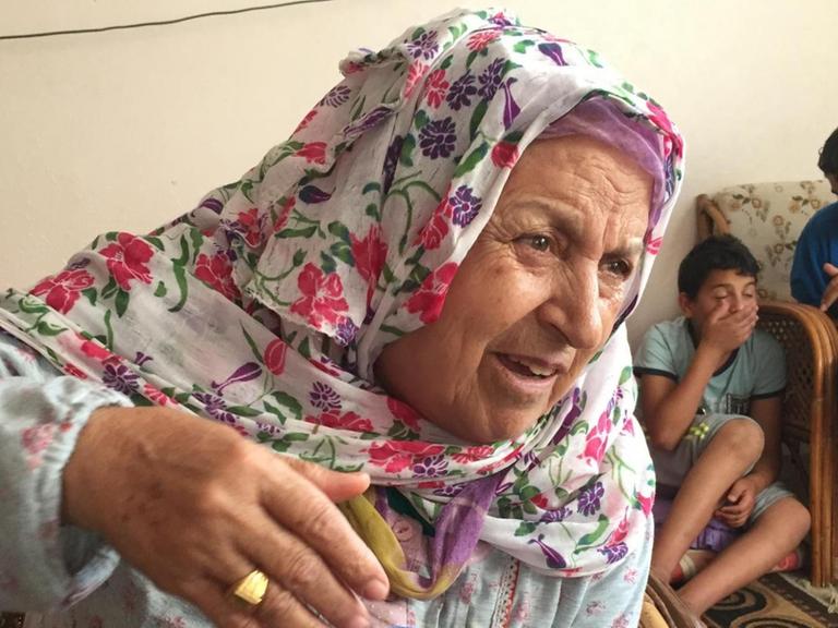 Aysha el Habasch beim Interview in ihrer Wohnung in Nusseirat im Gazastreifen.