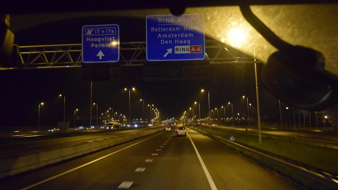 Ein LKW nachts auf der Autobahn