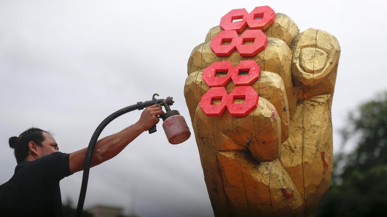 Am 8. August 2016 arbeitet ein Protestler an einer Skulptur zu Ehren des "8888"-Aufstandes von 1988