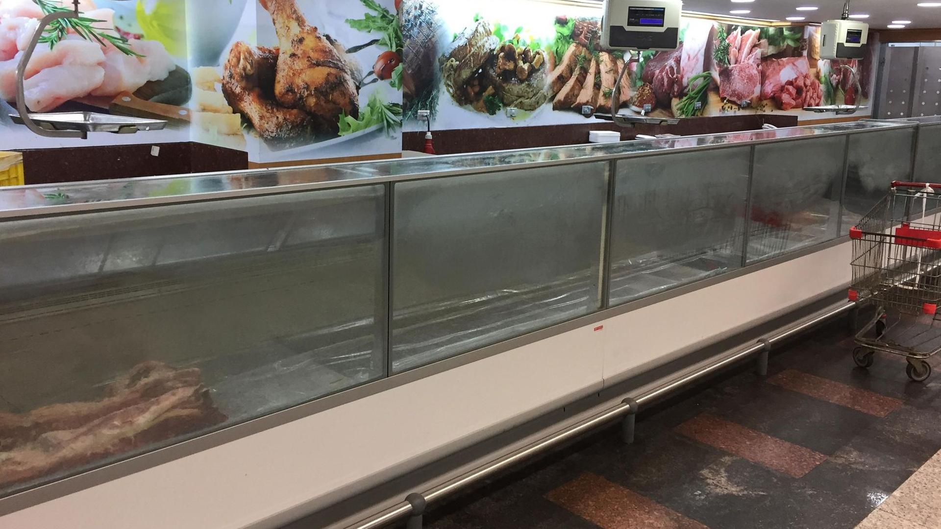 Eine Kühltruhe in einem Supermarkt in Caracas