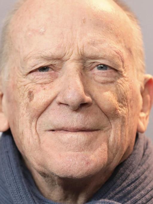 Der deutsche Drehbuchautor, Regisseur und Schriftsteller Wolfgang Kohlhaase bei einer Pressekonferenz zu seinem Film "In Zeiten abnehmenden Lichts" auf den 67. Internationalen Filmfestspielen in Berlin am 16.02.2017.
