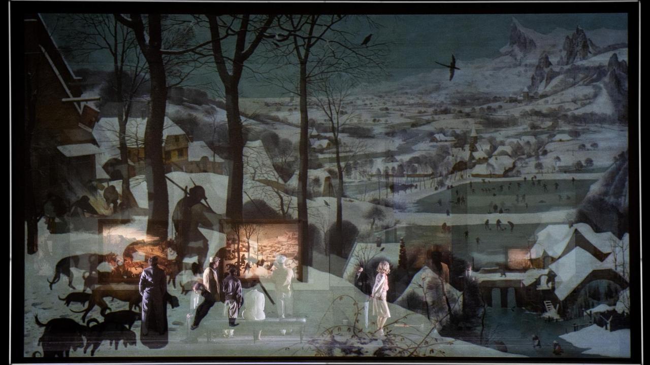 Das Ensemble der Opernaufführung "Violetter Schnee" von Beat Furrer agiert auf der Bühne hinter einer Projektion des Pieter Bruegel Bildes "Jäger im Schnee" auf eine durchsichtige Gaze-Leinwand. 