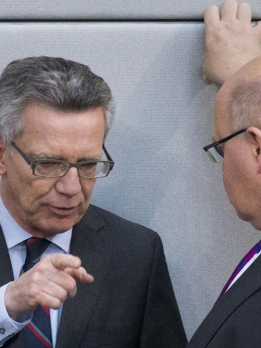Bundesinnenminister Thomas de Maiziere (l.) und Kanzleramtsminister Peter Altmaier (beide CDU) Mitte Oktober im Bundestag am Rande der Abstimmung über die geplante Asylgesetzreform