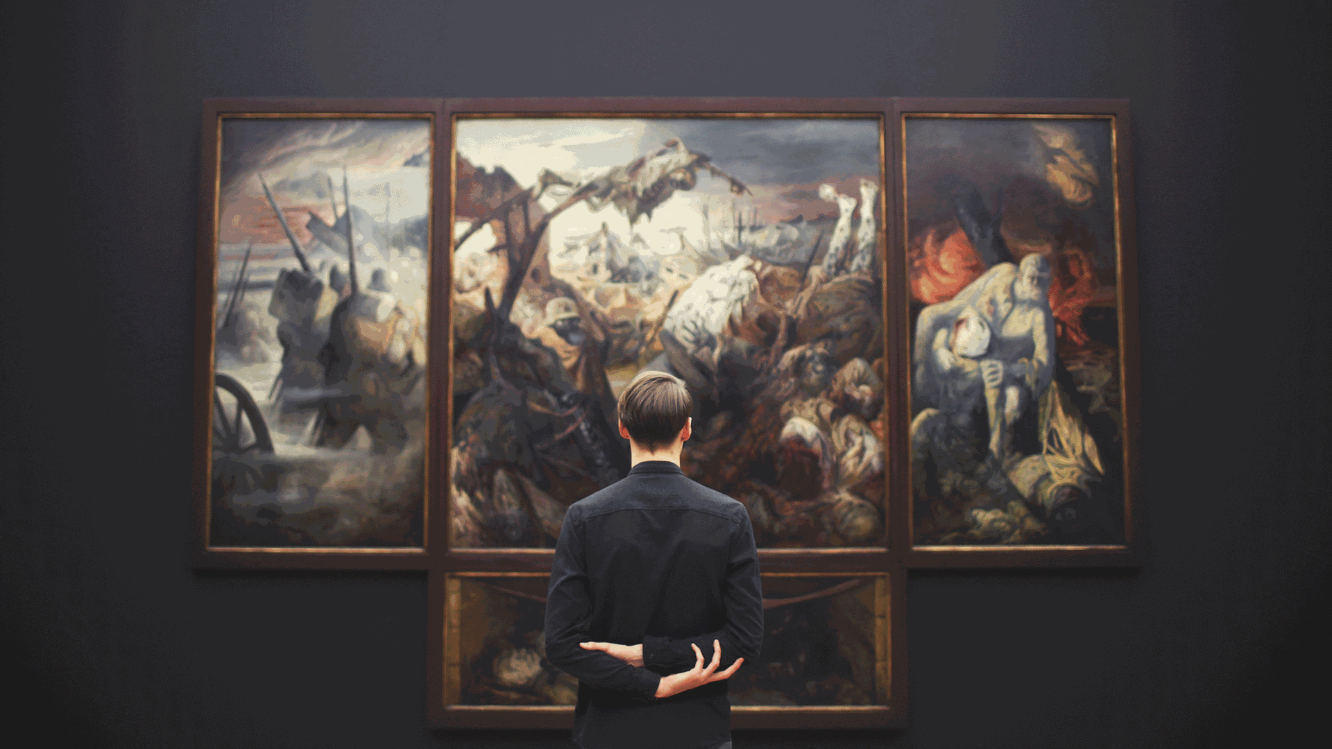 Ein Mann betrachtet ein großes Bild in einem Museum.