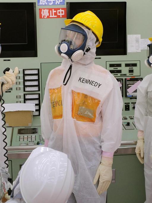Männer in Schutzanzügen im Atomkraftwerk in Fukushima.