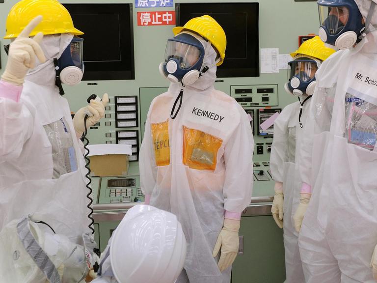 Männer in Schutzanzügen im Atomkraftwerk in Fukushima.