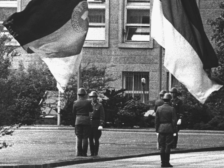 Soldaten des Wachregiments hissen am 20. Juni 1974 im Hof des Staatsratsgebäudes in Ostberlin die Fahnen der Bundesrepublik Deutschland (r) und der Deutschen Demokratischen Republik.