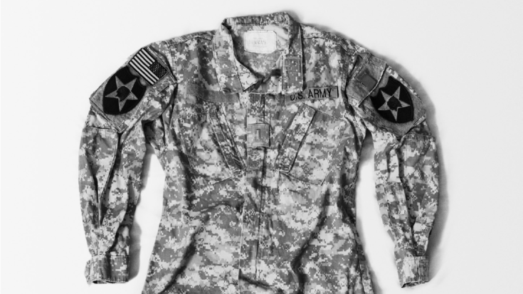 Schwarz-weiß-Foto einer Uniform der U.S. Army