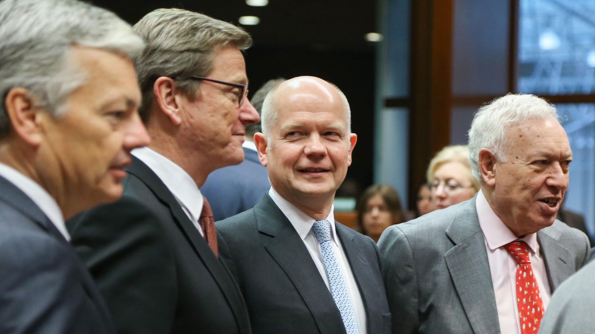 Vor ihrem Treffen in Brüssel stehen von links nach rechts der belgische Außenminister Didier Reynders, sein deutscher Kollege Guido Westerwelle, der Brite William Hague sowie Spaniens Außenminister Jose Manuel Garcia-Margallo zusammen.