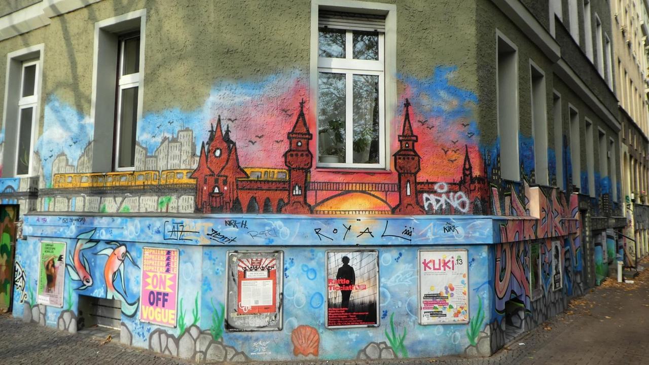 Eine Häuserfassade mit bunten Graffitis in Berlin-Kreuzberg.